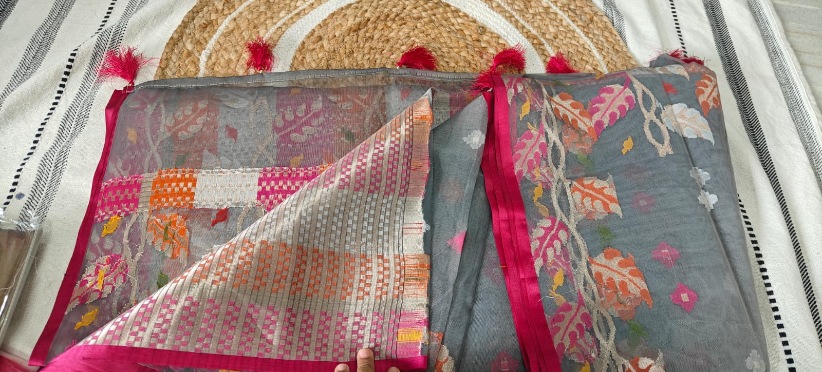 ๐ฉถ Charcoal Grey Organza Saree with Jamdhani Weaving, Designer Leaf Border & Tassel Pallu - Image 3